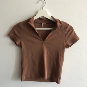 Nly trend Storlek S - Använd fåtal gånger men är lite för liten tyvärr. I fint skick, går att ha mer urringad eller uppdraget helt.