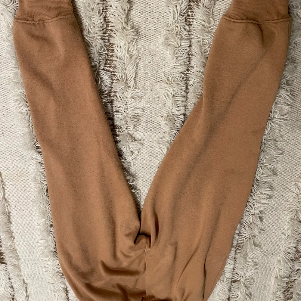 Ett par super sköna mjukisar från Missguided.  Beige/bruna i färgen.  Lite noppriga efter tvätten. Säljer för de inte används längre 🌸 . Jeans & Byxor.