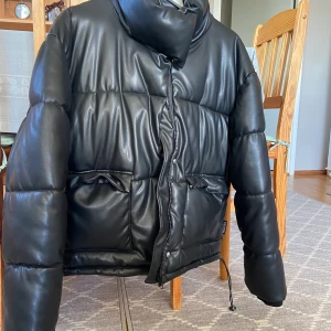 Puffjacka missguided  - Använd ett par gånger förra vintern. Jättevarmt 