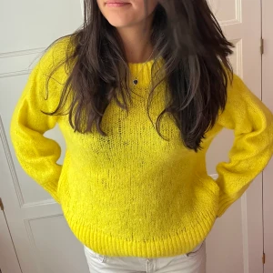 Stickad tröja!! - Säljer denna gula tröja i en såå fin gul färg☀️Den är ”fluffig” i materialet!!