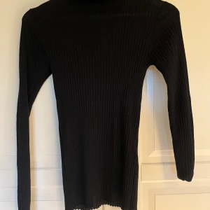 Polotröja - Polotröja i storlek M Köpt på någon butik på Gotland Pris 50kr + frakt
