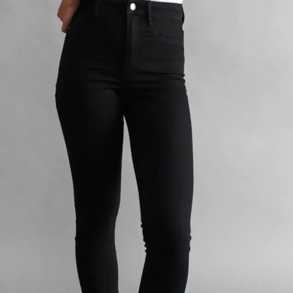 Svarta skinny jeans, högmidja, modell Molly💕 inga fläckar eller skador, hör av dig vid fler bilder/frågor✨ frakt 66kr spårbar. Jeans & Byxor.