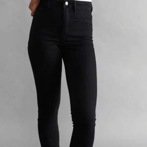 Svarta skinny jeans, högmidja, modell Molly💕 inga fläckar eller skador, hör av dig vid fler bilder/frågor✨ frakt 66kr spårbar
