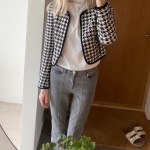 Kavaj - Rutig kavaj/ jacka som är lite kortare i modellen, sååå snygg!!