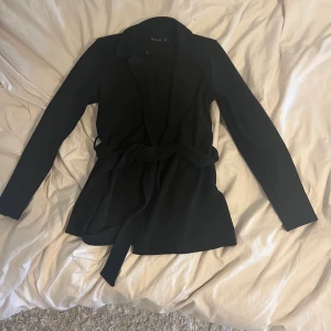 Tunn svart kapp ”tröja” - En kappa från boohoo, 2 år gammal men använd endast 1-2 gånger. Pga att den var och är för liten. Den är st 38, men den är liten i storleken så tror den hade passat st 36 bättre. Den är väldigt tunn, därför mer en vårjacka💞