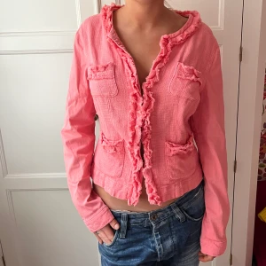 Kofta!! - Säljer denna tröja som man båda kan ha som topp, jacka eller kofta jätte fint skick❤️