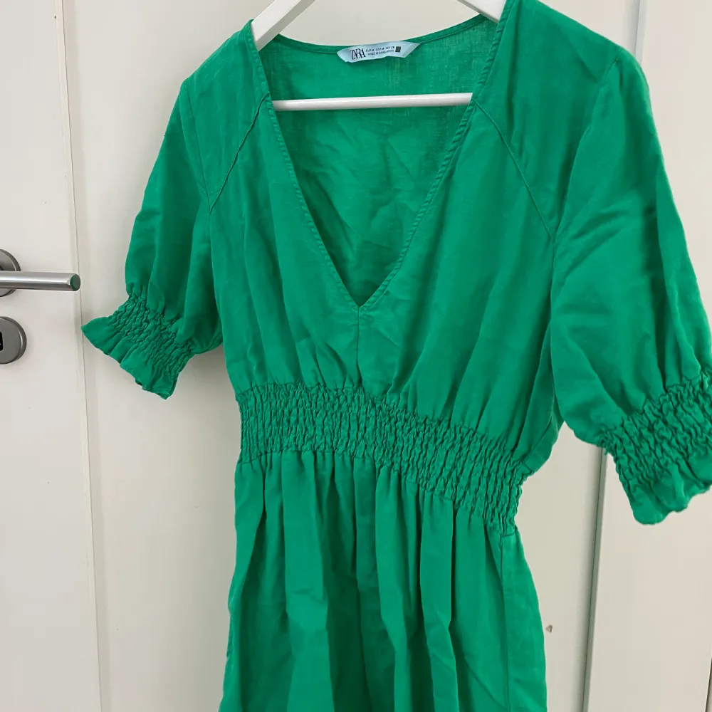 Grön klänning från Zara i stl M😝 Använt en gång!!!. Klänningar.