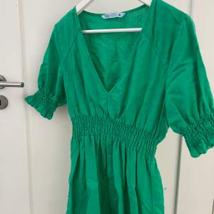 Grön klänning från Zara i stl M😝 Använt en gång!!!