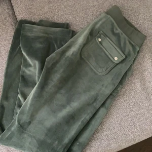 Juicy Couture - Säljer dessa fina Juicy Couture mjukis i Strl. S färg Dark Moss. Jag är 165 och de är lite långa på mig i benen men inget som stör eller släpas i marken.   Säljer för 850kr + frakt 