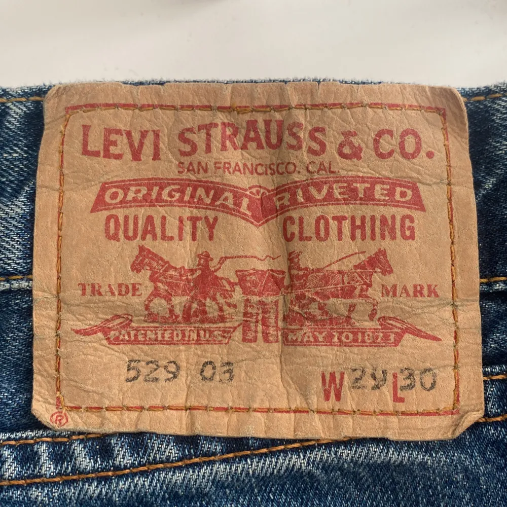 Levis jeans i storlek W29 L30! Säljer då de är för korta för mig som är 166cm, de går ner lite under ankeln. Så jag rekommenderar dessa till de som är 163cm eller mindre. Skriv till mig för fler bilder (fick inte plats med fler nämligen ☺️).. Jeans & Byxor.