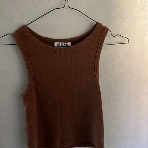 Brunt linne  - Ett oanvänt plagg från madlady, tyget skulle jag säga är lite ribbat. Skriv för fler bilder på plagget.