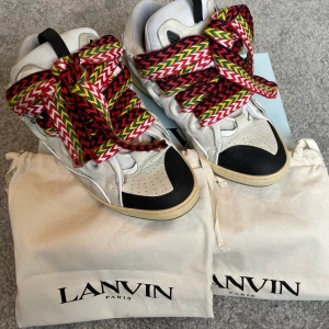 Lanvin curb sneakers - Lanvin curbs Storlek 45 sitter passar 44 också Bara använda några gånger är nästan helt nya Travis scott favoritskor, ofta sedd på virgil abloh Meetup uppsala/stkhlm Frakt 99kr Skriv för nån fråga