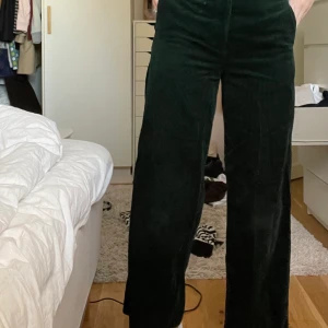 Manchester byxor - Jättefina manchesterbyxor! Storlek 36! Fint skick. Säljer pga att de har lite för korta för mig. Är 175 cm!