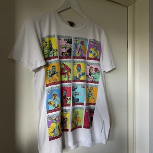 T-shirt  - Jättecool MTV T-shirt som sitter oversized på mig som är en storlek S. Används tyvärr inte tillräckligt mycket så hoppas på att den ska hitta ett nytt hem!