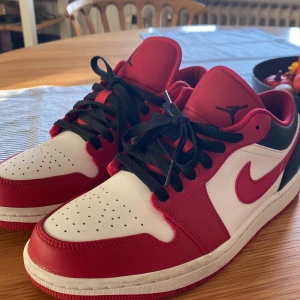 Jordan 1S Low - Säljer mina jordans nu eftersom dem blivit för små. Jag skulle säga att de är i skick 9/10 för att jag har knappt använt dem och har alltid haft creaseskydd så dem är ej creasade eller slitna. Skicka DM för frågor eller mer bilder!