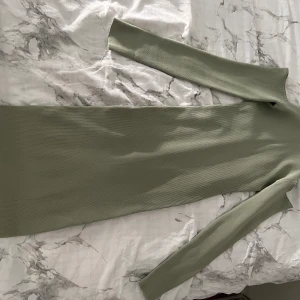 Klänning 36 - Helt nyskick, ord pris 450kr. Prislappen kvar. Midi klänning, storlek 34-36/XS-S