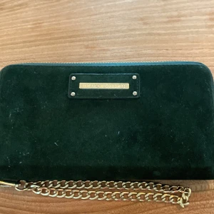 Ideal of Sweden plånbok - Säljer för 200kr + frakt. Inga skador förutom att dragkedjan är borta. (Se 3 bild). Pris kan diskuteras ifall det blir snabb affär.💘