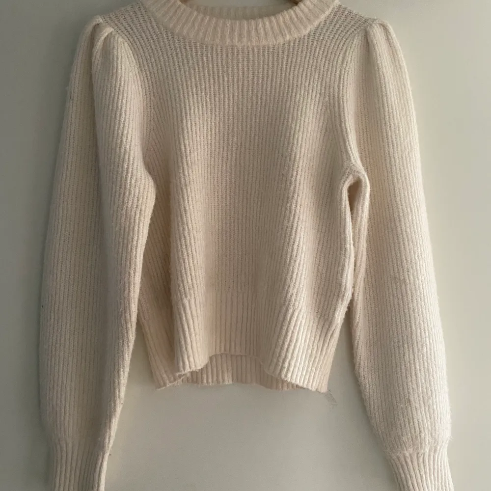 Så mjuk och fin tröja perfekt till höst/vinter! I en varmare vit färg. Tröjor & Koftor.