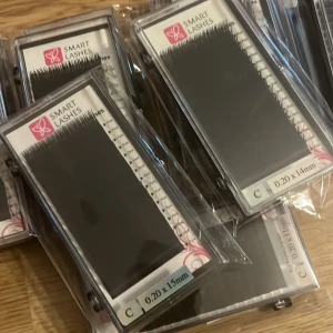 Fransaskar längder 9-15 - Säljer massvis med fransaskar i längden 9-15. Varje längd i varsin ask. Köptes för 139 kr per ask. Säljer för 60 kr per ask.