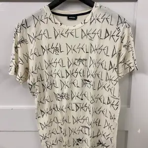 Vit, tunn t-shirt från Diesel med mönster på framsidan 