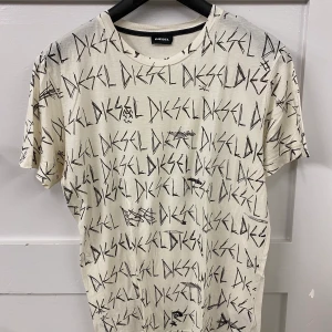 Vit T-shirt med mönster - Vit, tunn t-shirt från Diesel med mönster på framsidan 