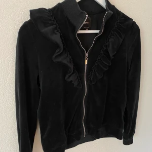 Kofta med volang🫶 - Kofta med volang från Only!💗köpt för något år sedan, men har mestadels vilat i garderoben☺️ För fler bilder eller frågor är det bara att höra av sig! 