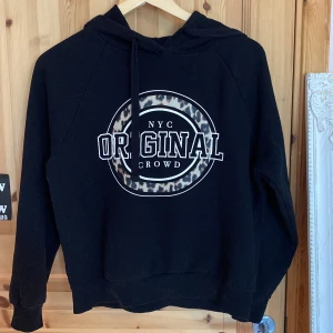 Svart hoodie  - Svart hoodie med tryck i fint skick. Köpt från Gina i storlek S.