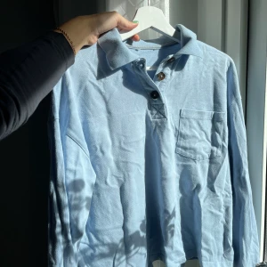 Supergullig blå tröja - En tröja i så fin färg med knappar💙