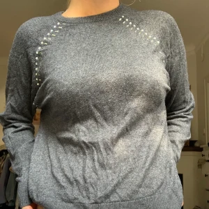 Grå tröja - Fin grå tröja köpt second hand. Jag är en s. Frakt tillkommer🤗