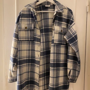 Rutig jacka  - Säljer denna vårjacka/kappa. Köptes för 799kr och säljer då den inte kommer till användning längre. Skriv om det finns frågor❤️ pris kan diskuteras 
