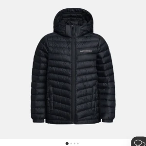 Peak performance  - Säljer min peak performance jacka i modellen frost down. Säljs pågrund av att den har blivit för liten. Storleken är 150 men är som xxs/xs. Kontakta mig för fler bilder m.m. Köparen står för frakten!!💗