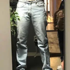 Levi’s jeans i perfekt tvätt! Köpta secondhand och väldigt otydlig storlek, jag brukar ha 36/38-M i jeans+ är 174 cm. Dessa är baggy på mig, men älskar dom!
