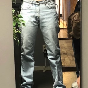 Levis jeans  - Levi’s jeans i perfekt tvätt! Köpta secondhand och väldigt otydlig storlek, jag brukar ha 36/38-M i jeans+ är 174 cm. Dessa är baggy på mig, men älskar dom!