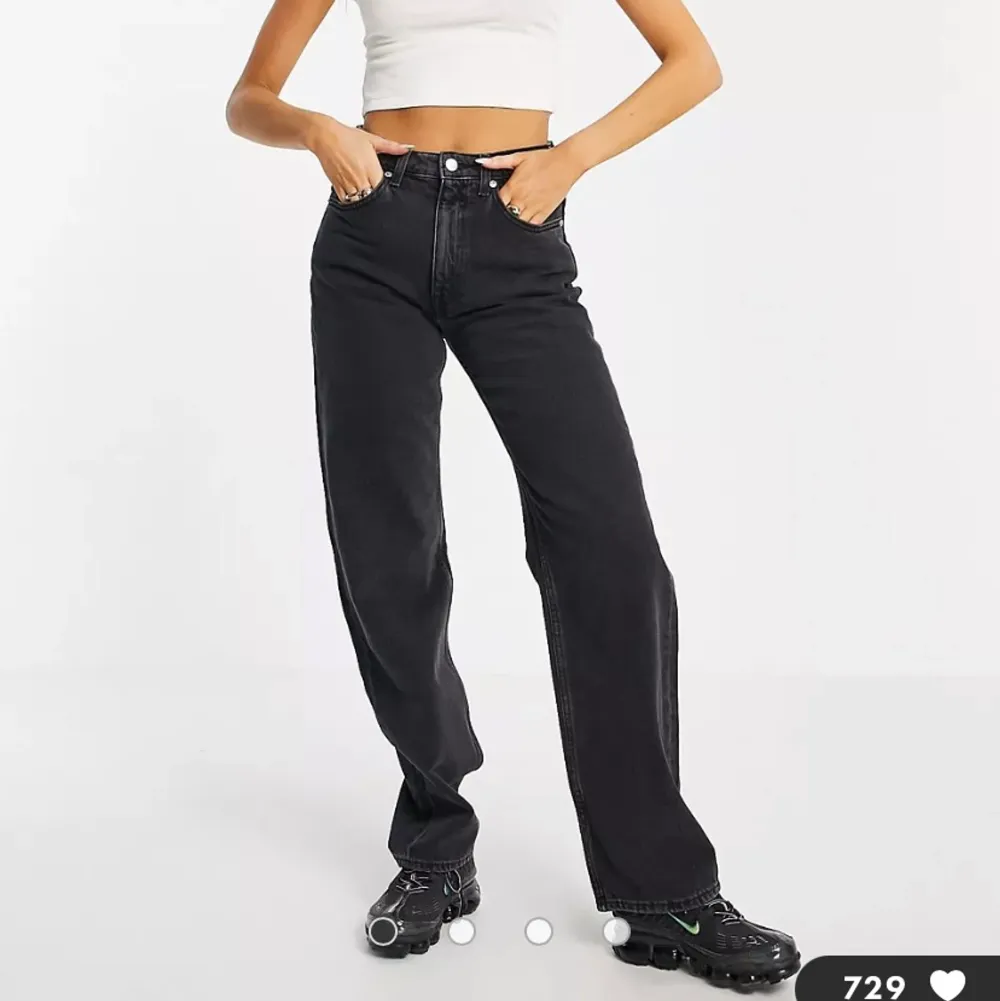 Riktiga favoriter med medelhög midja och raka ben, fräscha och i bra skick. I samma storlek som modellen w25,l32 och hon är 173 cm. Finns i svart och blå! Ett par för 130kr, båda för 200kr. Farkut & Housut.