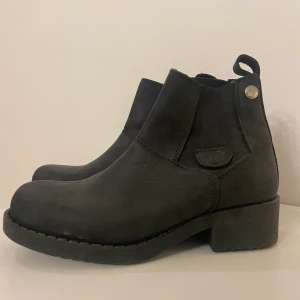 Johnny bulls skor - Helt oanvända med lappen kvar. Säljes eftersom dem aldrig kommit till användning 