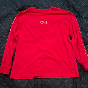 Polar longsleeve  - Säljer en polar longsleeve. Den har hängt i garderoben sen jag köpte den så den är i 9/10 skick.  