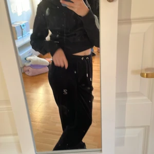 Juicy byxor - Äkta Svarta juicy byxor med text som aldrig används.💗