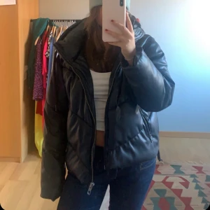 Mysig vinter/höst jacka - Säljer denna jätte mysiga jacka då den tyvärr inte kommer till användning längre. Den är väldigt varm så det är perfekt till vinter om du bara vill ha en t-shirt under ytan att frysa! 