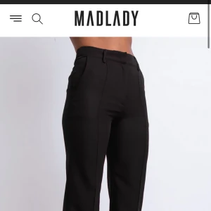 Kostymbyxor  - De populära kostymbyxorna kostymbyxor från madlady! Är i storlek 36 och mycket fint skick då jag endast användt dem 3 gånger då de är förstora 💓 frakt tillkommer på 66kr 