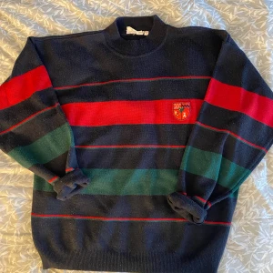 Vintage sweater 🍂 - Kommer aldrig till användning längre): den är varm och fett skön nu när det bara blir kallare, den är i använt skick men finns inga defekter 🥰 Står ingen storlek men skulle säga att den är en M