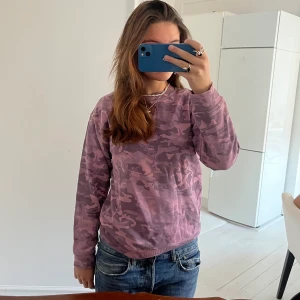 Lululemon collegetröja!! - Säljer denna så fina sweatshirt i militär mönster från lululemon!!