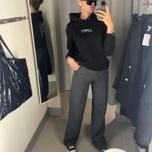 Gråa långa kostymbyxor - Mörkgrå kostymbyxor som är långa på mig som är 179. Lite noppriga där bak men inget man tänker på. Nypris 600kr