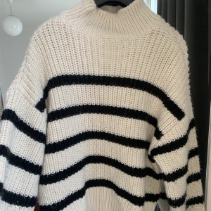 Stickad tröja  - Randig stickad tröja i fint skick. 