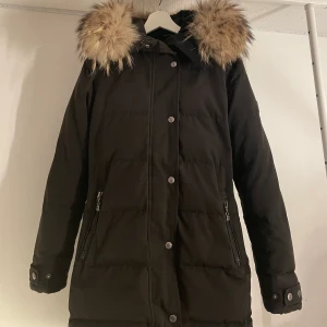 Hollies  - Jag säljer min jacka då den inte kmr till användning det är storlek S och den är i fint skick inga skador och är som ny ordinarie pris är 5500 och är köpt från minto men jag säljer den för 1000 och pris kan diskuteras vid snabbt köp 