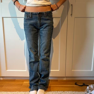 Brandy Melville Jeans - Säljer mina fina Brandy Melville jeans som tyvärr blivit för små. Jättefin passform, lågmidjade, slits där nere. Nästan oanvända. Pris kan diskuteras. 