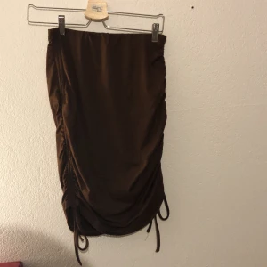 Tvådelat set från shein - Som sagt ett tvådelat set från shein, toppen är väldigt liten i bysten Setet är i en lite brun/mörklila färg, svårt å få på bild