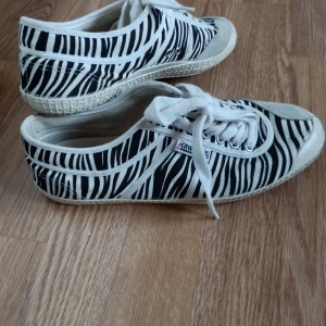 Kawasaki str 39 - Väldigt sköna skor som tyvärr bara är använda några gånger eftersom de är för små för mig. Är därför nästan som nya! 