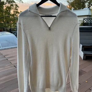 Stickad tröja - En stickad tröja från zara, använd ett fåtal gånger, men helt fel fri. Tröjan är storlek M.