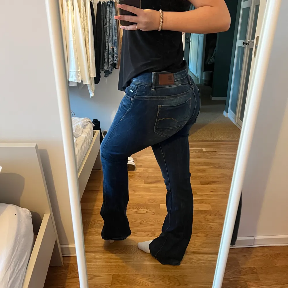 G star raw jeans i storlek 32/32 passar mig som har 36/38 i midja och är lite långa på mig som är 163, skulle säga att de passar upp till 172. Jeans & Byxor.