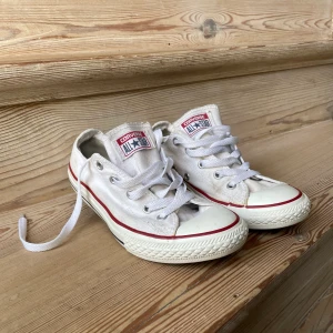 Låga Converse  - Lite slitna converse från tiden jag hade storlek 35. Kul om de kommer till användning igen⭐️ 